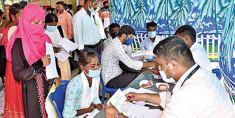 தி.மலை மாவட்ட வேலைவாய்ப்பு அலுவலகத்தில் நடைபெற்ற தனியார் துறை வேலைவாய்ப்பு முகாமில் பங்கேற்றவர்கள்.