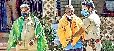 அரசு பேருந்து ஓட்டுநர் முரளி மற்றும் நடத்துநர் தங்கராஜூக்கு சால்வை அணிவித்து பாராட்டிய காவல் உதவி ஆய்வாளர் சிலம்பரசன்.