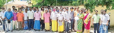 ராணிப்பேட்டை மாவட்ட ஆட்சியர் அலுவலகத்தில் நேற்று மனு அளித்த கைத்தறி பட்டு நெசவாளர்கள்.