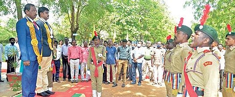 குடியரசுத் தலைவர் விருது பெற்ற தூத்துக்குடி காமராஜ் கல்லூரி பேராசிரியர் தேவராஜ்,  தேசிய மாணவர் படையினரின் அணிவகுப்பு மரியாதையை ஏற்றுக்கொண்டார்.