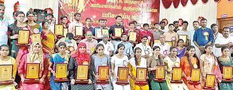 திருநெல்வேலி மாநகராட்சி பணியாளர்களின் குழந்தைகளில் கல்வியில் சிறந்து விளங்குவோருக்கு பரிசுகள் வழங்கும் விழா, பாளையங்கோட்டை மாநகராட்சி மஹாலில் நடைபெற்றது. மாணவ, மாணவிகளுடன் மாநகராட்சி ஆணையர் விஷ்ணு சந்திரன். 					  படம்: மு.லெட்சுமி அருண்.