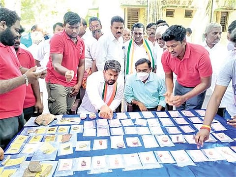 கொற்கையில் அகழாய்வுப் பணியின் போது கண்டுபிடிக்கப்பட்ட பொருட்களை ஊர்வசி அமிர்தராஜ் எம்.எல்.ஏ. பார்வையிட்டார்.