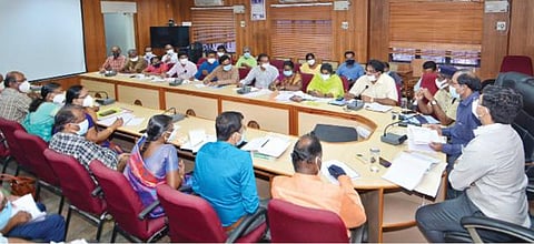 உள்ளாட்சி தேர்தல் முன்னேற்பாடுகள் -  நெல்லையில் தேர்தல் பார்வையாளர் ஆலோசனை :