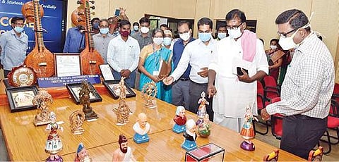 தஞ்சாவூர் இந்திய உணவு பதன தொழில்நுட்ப பயிற்சி நிறுவனத்தில் நேற்று நடைபெற்ற ஏற்றுமதி துறைக்கான ஊக்குவிப்பு கருத்தரங்கின் தொடக்கமாக, புவிசார் குறியீடு பெற்ற பொருட்களின் கண்காட்சியை பார்வையிடுகிறார் ஆட்சியர் தினேஷ் பொன்ராஜ் ஆலிவர். உடன், எம்.பி பழநிமாணிக்கம், ஐஐஎப்பிடி இயக்குநர் அனந்தராமகிருஷ்ணன் உள்ளிட்டோர்.