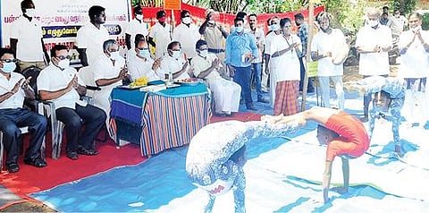 திருவாரூர் மாவட்டம் தண்டலை கிராமத்தில் நேற்று நடைபெற்ற ‘கற்போம் எழுதுவோம்' இயக்க விழிப்புணர்வு கலைநிகழ்ச்சியை தொடங்கிவைத்து பார்வையிடுகிறார் எம்எல்ஏ பூண்டி கே.கலைவாணன்.