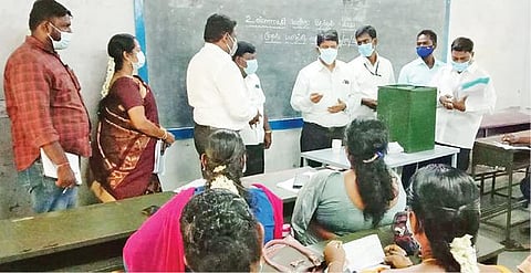 சங்கராபுரம் ஊராட்சி ஒன்றிய தேர்தல் பணியாளர்களுக்கான பயிற்சியை ஆய்வு செய்கிறார் மாவட்ட தேர்தல் பார்வையாளர் விவேகானந்தன்.