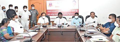 சேலம் மாநகராட்சி மைய அலுவலகத்தில் சீர்மிகு நகர திட்டத்தின் கீழ் நடைபெற்று வரும் பணிகள் குறித்த ஆய்வுக் கூட்டம்  மாநகராட்சி ஆணையர் கிறிஸ்துராஜ், சேலம் எம்பி பார்த்திபன் தலைமையில் நடைபெற்றது.