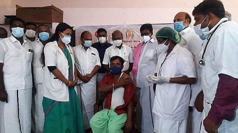 தஞ்சாவூர் அருகே மொன்னையம்பட்டி கிராமத்தில் நடைபெற்ற தடுப்பூசி முகாமை பார்வையிட்ட அமைச்சர் மா. சுப்பிரமணியன்.