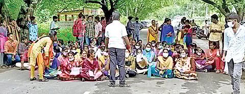 செய்யாறில் நேற்று சாலை மறியலில் ஈடுபட்ட சுருக்கெழுத்து தேர்வர்கள்.