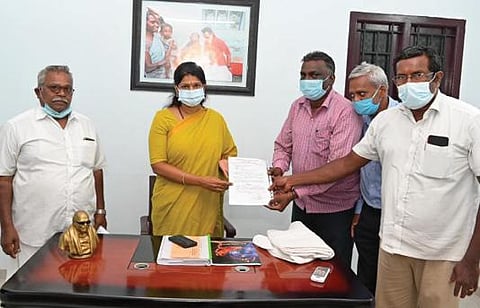 தூத்துக்குடியில் ரயில்வே திட்டங்கள் தொடர்பாக கனிமொழி எம்.பி.யிடம்  மனு அளித்த பயணிகள் நலச்சங்க நிர்வாகிகள்.