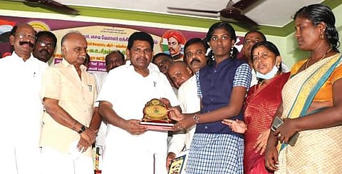 திருச்செந்தூரில் வஉசி 150-வது பிறந்தநாள் கட்டுரைப் போட்டியில் வெற்றி பெற்ற மாணவிக்கு அமைச்சர் அனிதா ஆர்.ராதாகிருஷ்ணன் பரிசு வழங்கினார்.