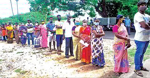 ஈரோடு ரங்கம்பாளையத்திலுள்ள அரசு ஆரம்பப் பள்ளியில் கரோனா தடுப்பூசி போட வரிசையில் காத்திருந்த பொதுமக்கள்.