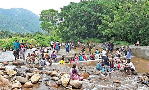 சேலம் கன்னங்குறிச்சி கற்பகம் தடுப்பணையில் குழந்தைகளுடன் குளித்து மகிழும் பெற்றோர்.		 	   படம்: எஸ்.குரு பிரசாத்