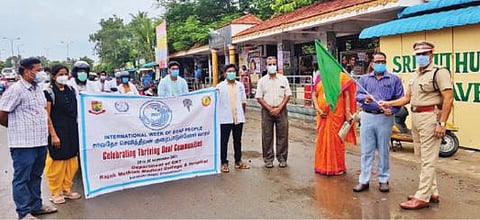சிதம்பரத்தில் சர்வதேச காது கேளாதோர் வார விழிப்புணர்வு பேரணியை அண்ணாமலை பல்கலைக்கழக பதிவாளர் ஞானதேவன், சிதம்பரம் டிஎஸ்பி ரமேஷ் ராஜ் ஆகியோர் தொடக்கி வைத்தனர்.