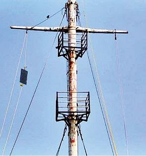 கடலூர் துறைமுகத்தில் 2-ம் எண் புயல் எச்சரிக்கை கூண்டு ஏற்றப்பட்டுள்ளது.