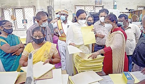 காஞ்சிபுரம் மாவட்ட கூட்டுறவு அச்சகத்தில் வாக்குச் சீட்டு அச்சடிக்கும் பணி குறித்து, மாவட்ட ஆட்சியர் மா.ஆர்த்தி ஆய்வு செய்தார். உடன் மாவட்ட ஊரக வளர்ச்சி முகமை திட்ட இயக்குநர் தேவி.