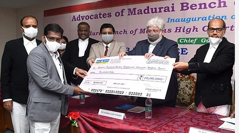 உயர் நீதிமன்ற மதுரைக் கிளை வழக்கறிஞர்கள் நல அறக்கட்டளைக்கு மூத்த வழக்கறிஞர் அஜ்மல்கான் வழங்கிய ரூ.10.50 லட்சத்துக்கான காசோலையை அறங்காவலர்கள் ஆர்.காந்தி, ஆறுமுகம் ஆகியோரிடம் வழங்கினார் தலைமை நீதிபதி சஞ்ஜிப் பானர்ஜி | படம்: ஆர்.அசோக்.