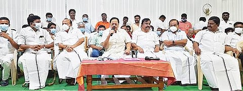 ஜோலார்பேட்டையில் நடைபெற்ற திமுக நிர்வாகிகள் ஆலோசனைக் கூட்டத்தில் பேசும் நீர்வளத்துறை அமைச்சர் துரைமுருகன். அருகில், அமைச்சர்கள் கே.என்.நேரு, எம்.ஆர்.கே.பன்னீர்செல்வம், சக்கரபாணி உள்ளிட்டோர்.படம்:ந.சரவணன்.