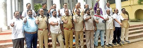 1987-ம் ஆண்டு காவல் உதவி ஆய்வாளர்களாக பணியில் சேர்ந்து ஓய்வு பெற்ற காவல் அதிகாரிகள், வேலூர் கோட்டை காவலர் பயிற்சி மையத்தில் நேற்று சந்தித்து குழு புகைப்படம் எடுத்துக்கொண்டனர்.படம்: வி.எம்.மணிநாதன்.