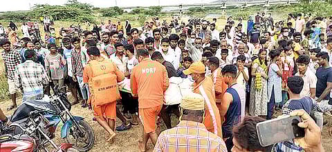 வேலூர் தண்டலம் கிருஷ்ணாபுரம் பகுதி பாலாற்றில் நேற்று முன்தினம் குளிக்க சென்று தண்ணீரில் முழ்கி உயிரிழந்த சகோதரர்கள் உடலை தேசிய பேரிடர் மீட்பு படையினர் நேற்று மீட்டனர்.  படம்: வி.எம்.மணிநாதன்.