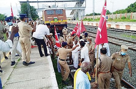 வேளாண் சட்டங்கள் மற்றும் மின்சார திருத்த சட்டத்தை திரும்பப்பெற வேண்டும் என்பன உள்ளிட்ட பல்வேறு கோரிக்கைகளை வலியுறுத்தி, மத்திய தொழிற்சங்கங்கள், தமிழ்நாடு அனைத்து விவசாயிகள் சங்கம், விவசாய தொழிலாளர் சங்கம் சார்பில் வேலூர் அண்ணா சாலையில் நேற்று ஆர்ப்பாட்டம் நடைபெற்றது. அடுத்த படம்:   வேலூர் தலைமை தபால் நிலையம் முன்பாக ஆர்ப்பாட்டத்தில் ஈடுபட்ட இந்திய கம்யூனிஸ்ட் கட்சியினர். கடைசிப் படம்:  தி.மலை மாவட்டம் களம்பூர் ரயில் நிலையத்தில் ரயில் முன்பு மறியலில் ஈடுபட்டவர்களை அப்புறப்படுத்திய காவல் துறையினர்.