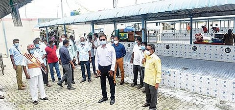 வேலூர் அண்ணா சாலையில் உள்ள பழைய மீன் மார்க்கெட்டில் கடை களை பார்வையிட்டு நேற்று ஆய்வு செய்த மாவட்ட ஆட்சியர் குமாரவேல் பாண்டியன். படம்: வி.எம்.மணிநாதன்.