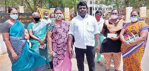 ஸ்டெர்லைட் ஆலையை மீண்டும் திறக்கக் கோரி ஆட்சியர் அலுவலகத்துக்கு மனு அளிக்க வந்த பண்டாரம்பட்டி மற்றும்   வடக்கு சிலுக்கன்பட்டி மற்றும் தெற்கு சிலுக்கன்பட்டி கிராம மக்கள்.