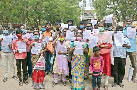 குலசேகரன்பட்டினம் தசரா விழாவில் கலைநிகழ்ச்சிகள் நடத்த அனுமதி அளிக்கக் கோரி பிரபல நடிகர்கள் போல் வேடமணிந்து  தூத்துக்குடி மாவட்ட ஆட்சியர் அலுவலகத்தில் மனு அளிக்க வந்த மேடை நடனக் கலைஞர்கள். (அடுத்த படம்) குடிநீர் பிரச்சினையை தீர்க்கக் கோரிய வைகுண்டம் தாலுகா சேரகுளம் அருகேயுள்ள சுப்பிரமணியபுரம் கிராம மக்கள். (கடைசி படம்)பணி நியமன ஆணை வழங்க வலியுறுத்திய அரசு பிற்படுத்தப்பட்டோர் மாணவர் விடுதி சமையலர் பணிக்கு தேர்வானவர்கள்.