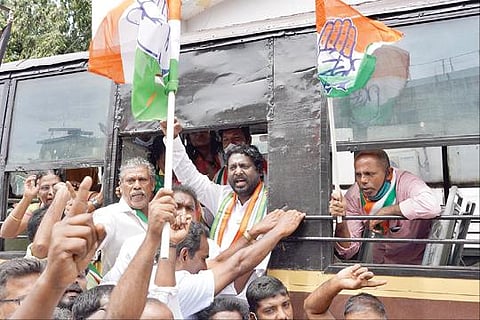 திருநெல்வேலியில் பிஎஸ்என்எல் அலுவலகத்தை முற்றுகையிட்டு மறியலில் ஈடுபட்ட தொழிற்சங்கத்தினர்.                            படம்: மு.லெட்சுமி அருண்