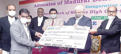 உயர் நீதிமன்றக் கிளை வழக்கறிஞர்கள் நல அறக்கட்டளைக்கு மூத்த வழக்கறிஞர் அஜ்மல்கான் வழங்கிய ரூ.10.50 லட்சத்துக்கான காசோலையை அறங்காவலர்கள் ஆர்.காந்தி மற்றும் ஆறுமுகத்திடம் வழங்குகிறார் தலைமை நீதிபதி சஞ்சீப் பானர்ஜி.  படம்: ஆர்.அசோக்