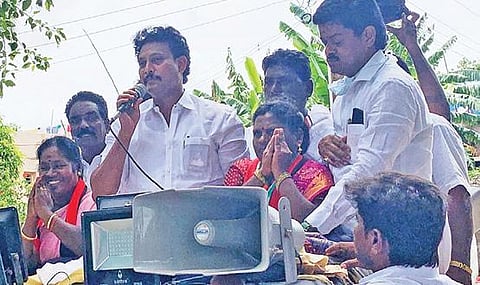 விழுப்புரம் அருகே நரையூர் கிராமத்தில் பள்ளிக்கல்வித்துறை அமைச்சர் அன்பில் மகேஸ் தேர்தல் பிரச்சாரம் செய்தார்.