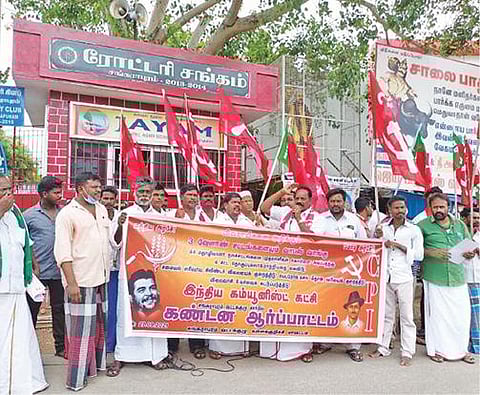 விருத்தாசலத்தில் விவசாயிகள் போராட்டத்துக்கு ஆதரவு தெரிவித்து சாலை மறியலில் ஈடுபட்ட திமுக கூட்டணிக் கட்சியினர்.