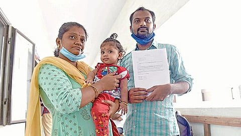 குழந்தை ஷாவுடன் பெற்றோர் பூபதி, ஜெயந்தி. படம்: எஸ்.குரு பிரசாத்