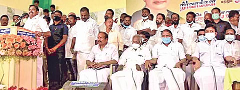 உள்ளாட்சித் தேர்தலையொட்டி விழுப்புரத்தில் நடந்த அதிமுக நிர்வாகிகள் ஆலோசனைக் கூட்டத்தில்  முன்னாள் முதல்வர் பழனிசாமி பேசினார். உடன் முன்னாள் அமைச்சர் சிவி சண்முகம் உள்ளிட்டோர்.