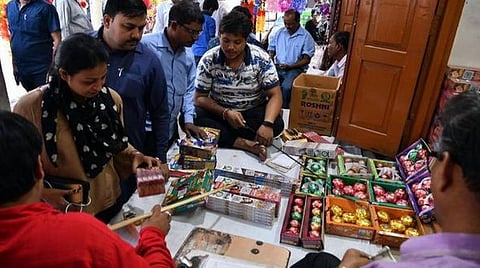 உரிமத்தில் குறிப்பிடப்பட்டுள்ள பட்டாசுகளையே தயாரிக்க வேண்டும்: தொழிலக பாதுகாப்பு இயக்குநர் அறிவுறுத்தல்