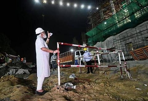 டெல்லியில் கட்டப்பட்டு வரும் புதிய நாடாளுமன்றப் பணிகளை பிரதமர் மோடி ஆய்வு செய்த காட்சி | படம் உதவி: ட்விட்டர்.