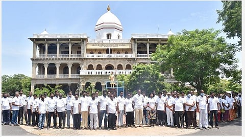 புதுக்கோட்டை ஆட்சியர் அலுவலக வளாகத்தில் உலக சுற்றுலா தினத்தைச் சிறப்பிக்கும் வகையில் பனியன் அணிந்துகொண்டு ஆட்சியர் கவிதா ராமுவுடன் புகைப்படம் எடுத்துக்கொண்ட ஆட்சியர் அலுவலகப் பணியாளர்கள்.