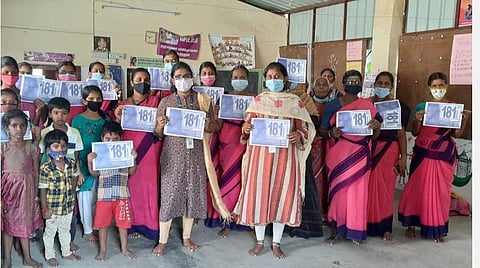 குழந்தைத் திருமணத்தைத் தடுக்க விழிப்புணர்வு நிகழ்ச்சிகளை நடத்தும் சமூக நலத்துறையினர்.