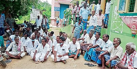 ஆதனூர் கூட்டுறவு கடன் சங்க அலுவலகத்தை முற்றுகையிட்ட விவசாயிகள்.