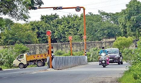 சாலை பாதுகாப்பு நிதியின் கீழ் விபத்துகளை தவிர்க்கும் வகையில் தொரப்பாடி பெண்கள் சிறை அருகே அமைக்கப் பட்டுள்ள ஒளிரும் சிக்னல் விளக்குகள். படம்: வி.எம்.மணிநாதன்.