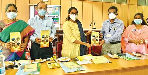 தூத்துக்குடி மாநகராட்சி அலுவலகத்தில் நடைபெற்ற  உயிரி கழிவுகளை விரைவாக கம்போஸ்ட் உரமாக மாற்றும் பயிற்சியை மாநகராட்சி ஆணையர் தி.சாரு தொடங்கி வைத்து பயிற்சி கையேட்டை  வெளியிட்டார். 							  படம்: என்.ராஜேஷ்