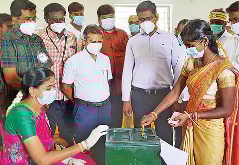 நீலமங்கலம் ஊராட்சிக்குட்பட்ட ஊராட்சி ஒன்றிய தொடக்கப் பள்ளியில் அமைக்கப்பட்ட மாதிரி வாக்குச்சாவடி  மையத்தில் வாக்குச் சீட்டு முறையில் வாக்களிக்கும் வாக்காளர்.