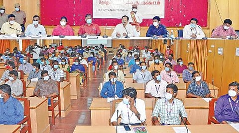 ஊரக உள்ளாட்சித் தேர்தலையொட்டி விழுப்புரத்தில் தேர்தல் நுண் பார்வையாளர்களுக்கு அளிக்கப்பட்ட சிறப்பு பயிற்சியில் பங்கேற்றோர்.