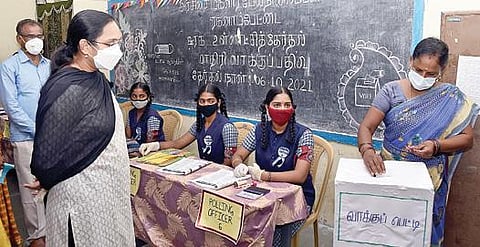 காஞ்சிபுரம் அருகே உள்ள ஏகனாம்பேட்டை மகளிர் பள்ளியில் மாணவிகள் அமைத்த மாதிரி வாக்குச் சாவடி.