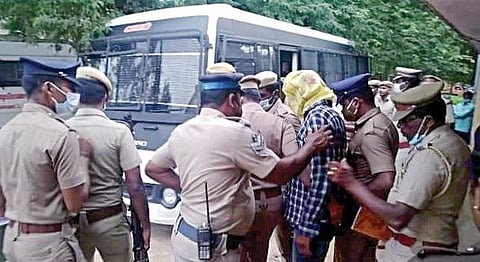 போலீஸ் காவல் முடிந்து வாணியம்பாடி குற்றவியல் நீதிமன்றத்தில் இருந்து நேற்று சேலம் சிறைக்கு கொண்டு செல்லப்பட்ட டீல் இம்தியாஸ்.