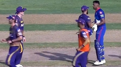 அஸ்வின், மோர்கன் மோதலை விலக்கிய தினேஷ் கார்த்திக் | படம் உதவி: ட்விட்டர்.