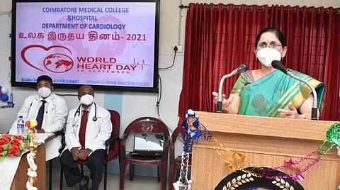 கோவை அரசு மருத்துவமனையில் நடைபெற்ற உலக இதய தின விழாவைத் தொடங்கி வைத்துப் பேசிய மருத்துவமனையின் டீன் நிர்மலா. உடன், மருத்துவமனையின் இதயத் துறைத் தலைவர், பேராசிரியர் டி.முனுசாமி, இணைப் பேராசிரியர் நம்பிராஜன்.