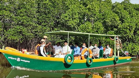 படகில் சவாரி செய்த அமைச்சர் மதிவேந்தன்.