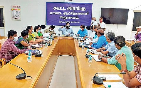 திருப்பத்தூர் ஆட்சியர் அலுவலகத்தில் தேர்தல் முன்னேற்பாடுகள் குறித்த ஆலோசனைக்கூட்டத்தில் பேசும் மாவட்ட தேர்தல் பார்வையாளர் காமராஜ். அருகில், மாவட்ட ஆட்சியர் அமர் குஷ்வாஹா உள்ளிட்டோர்.