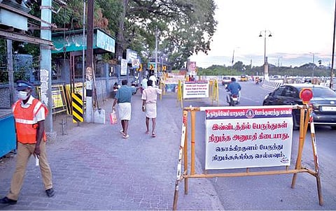 திருநெல்வேலி சந்திப்பில் அரவிந்த் கண் மருத்துவமனை முன்பிருந்த பேருந்து நிறுத்தம் மாற்றப்பட்டது  குறித்து, அங்கு வைக்கப்பட்டிருந்த அறிவிப்பு பதாகை. 	           	      படம்: மு.லெட்சுமி அருண்